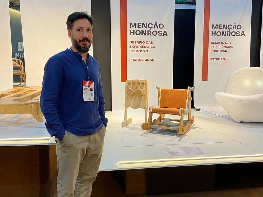 A peça exposta no Salão Design, sob o painel de menção honrosa