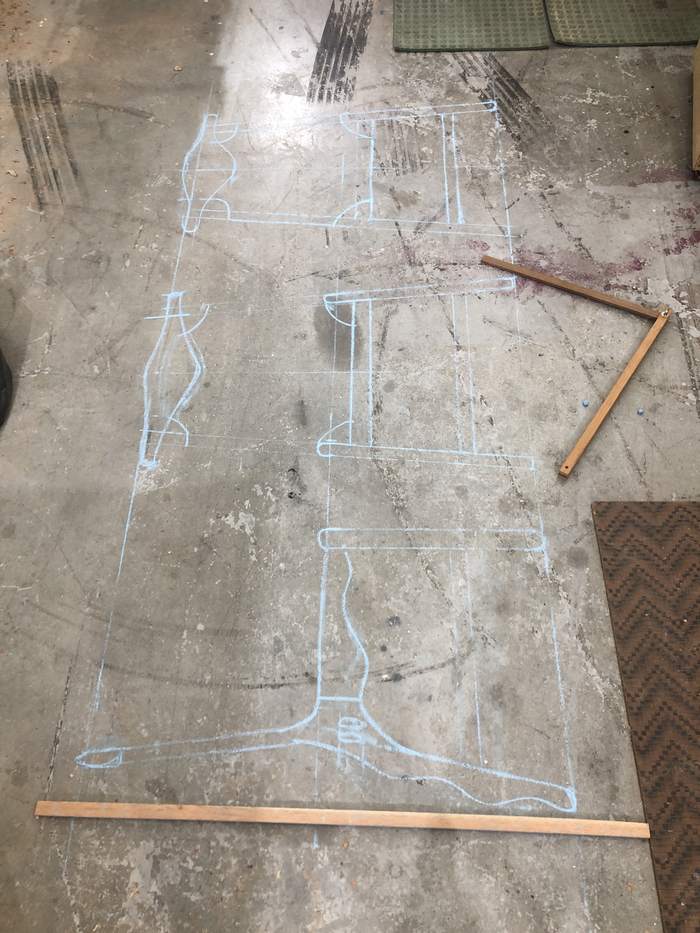 Desenho da peça riscado em escala real no chão da oficina
